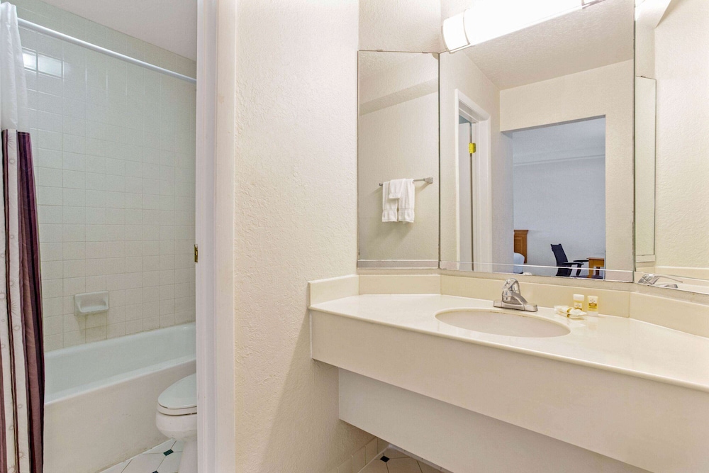 La Quinta Inn by Wyndham Tampa Bay Pinellas Park Clearwater 15/56