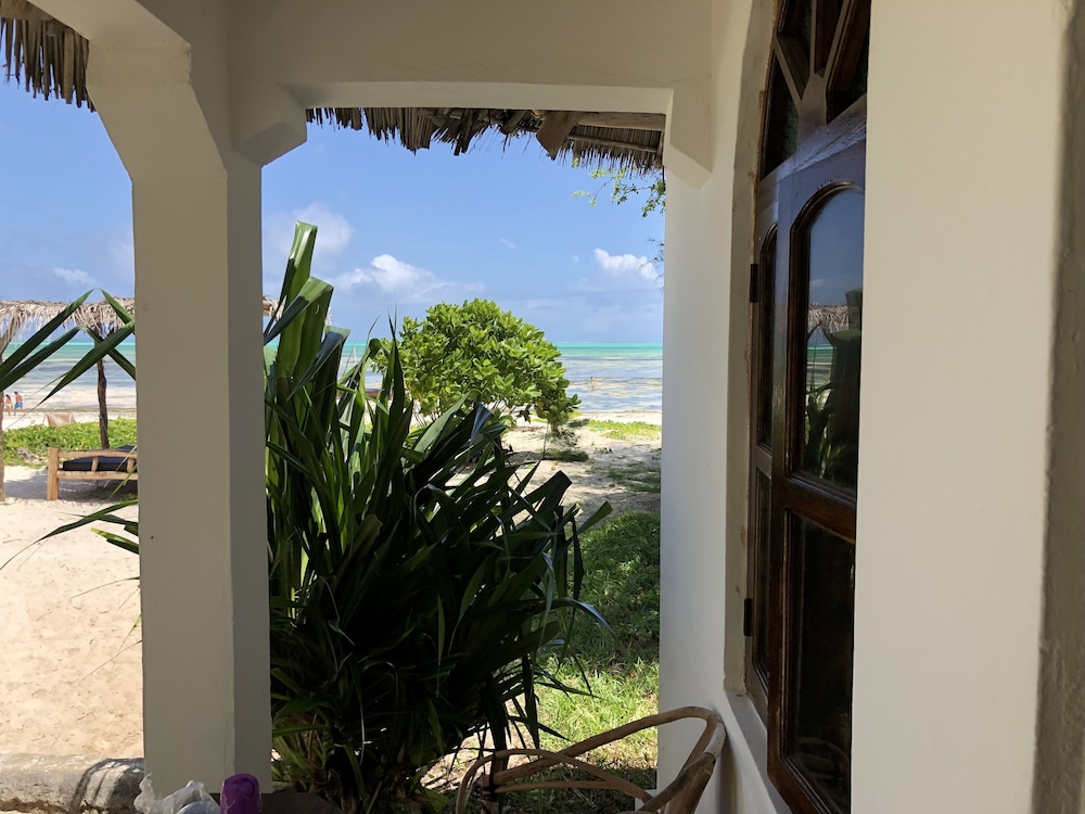 Blue Earth Beach Bungalows 62/72