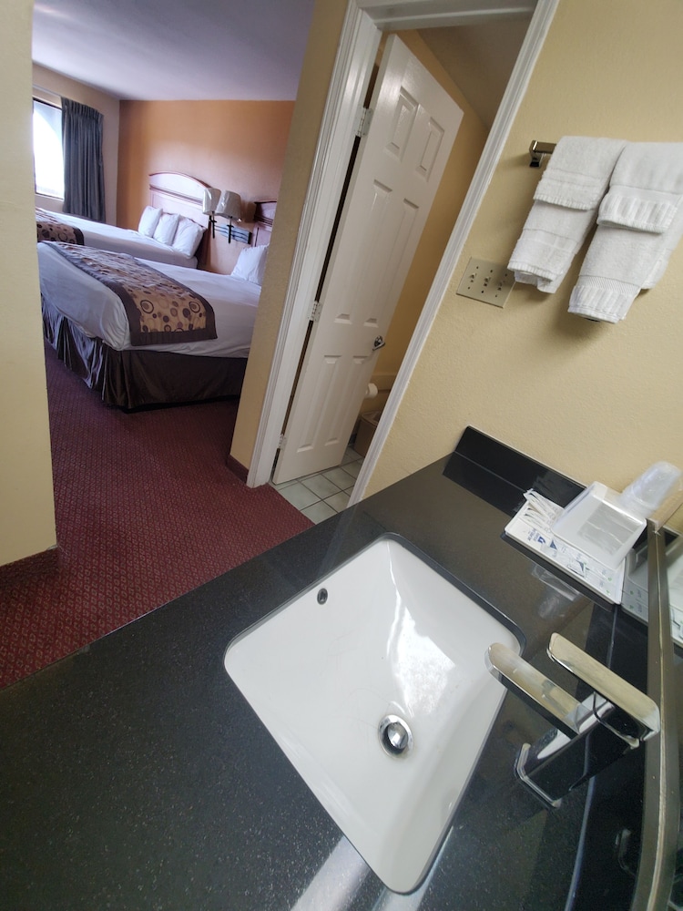 Americas Best Value Inn - Frost Bank Center 22/36