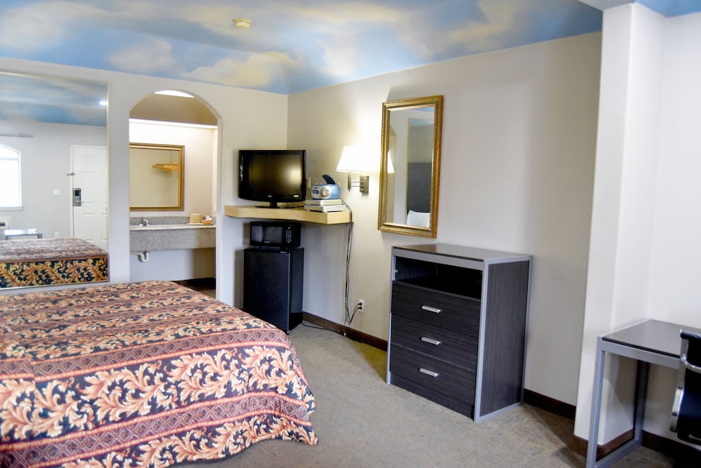 Camelot Inn &amp; Suites Highway 290/NW Freeway 13/36