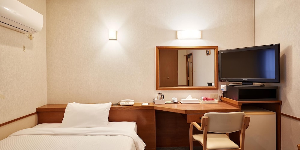 Crown Hotel Okinawa 38/75