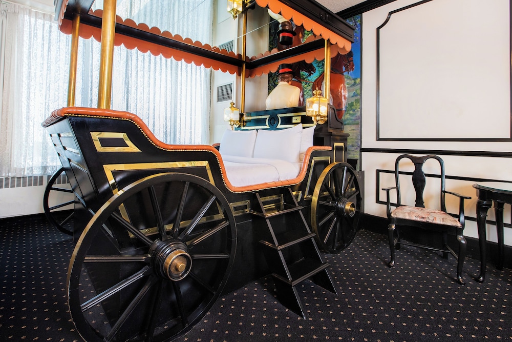 Fantasyland Hotel 73/84