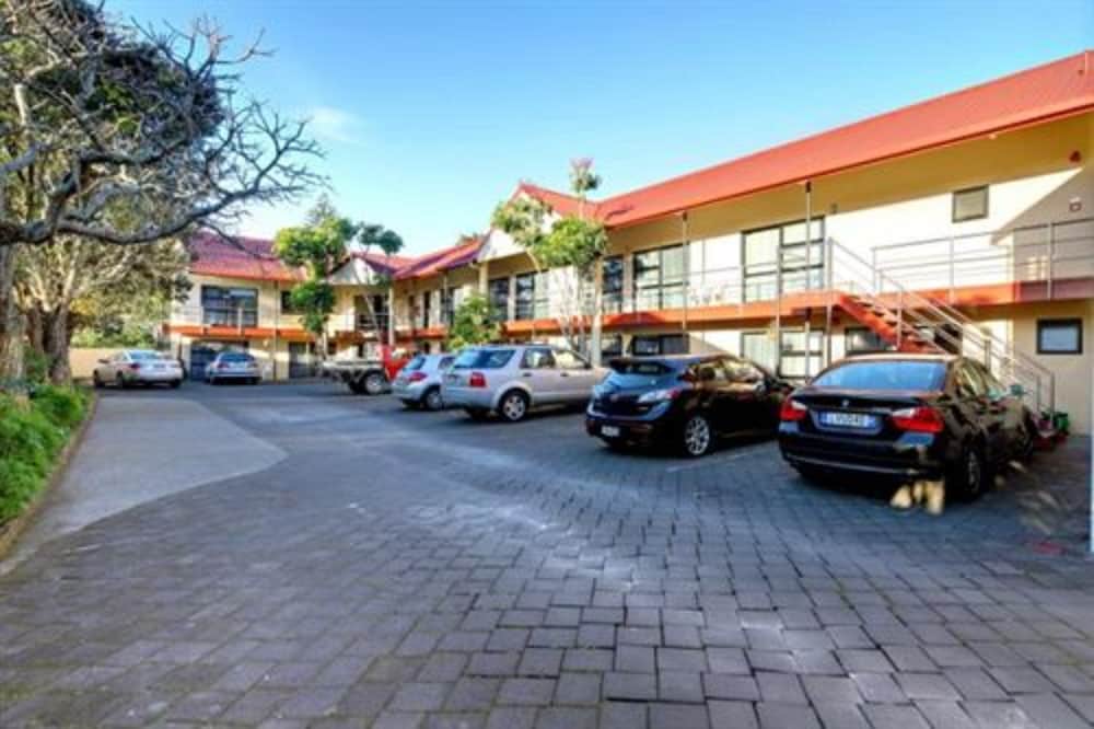 RAYLAND EPSOM MOTEL 25/36