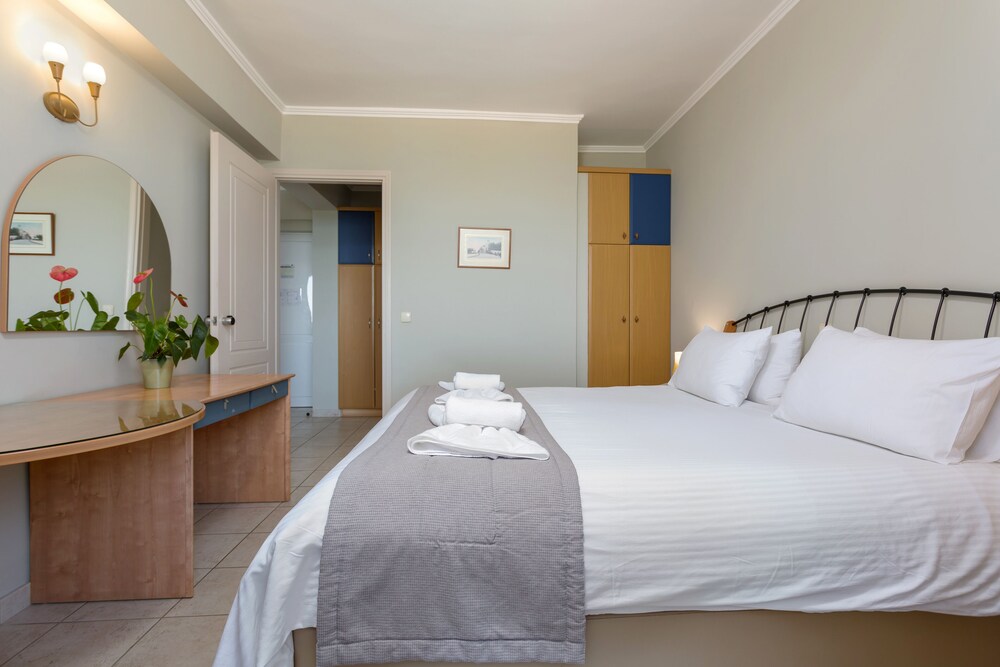2 BEDROOMS, APARTMENT, PARTIAL SEA VIEW