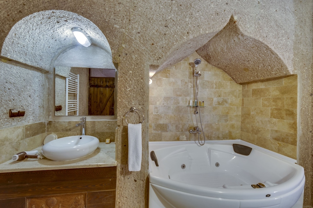 El Puente Cave Hotel 47/50