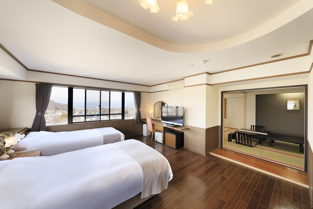 Deluxe, Suite, Multiple Beds, Private Bathroom
