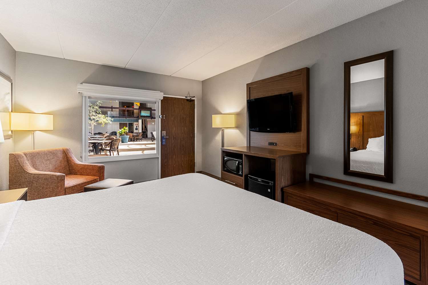 Room, King Bed, Pool Side, Bathtub, Accessible