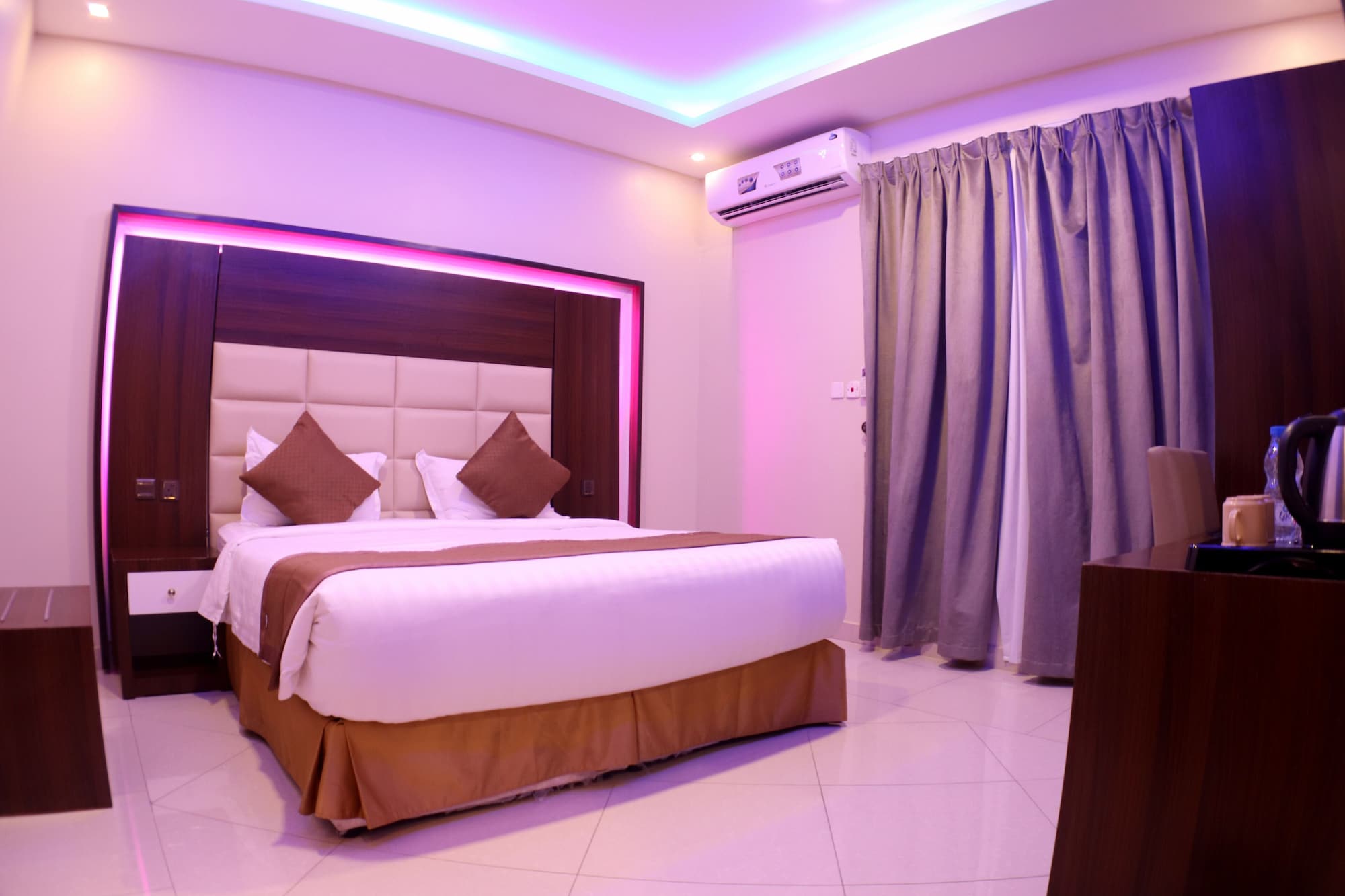 2 BEDROOMS, APARTMENT, KITCHENETTE