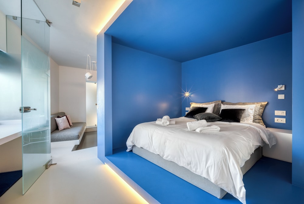 2 BEDROOMS, BLUE, APARTMENT