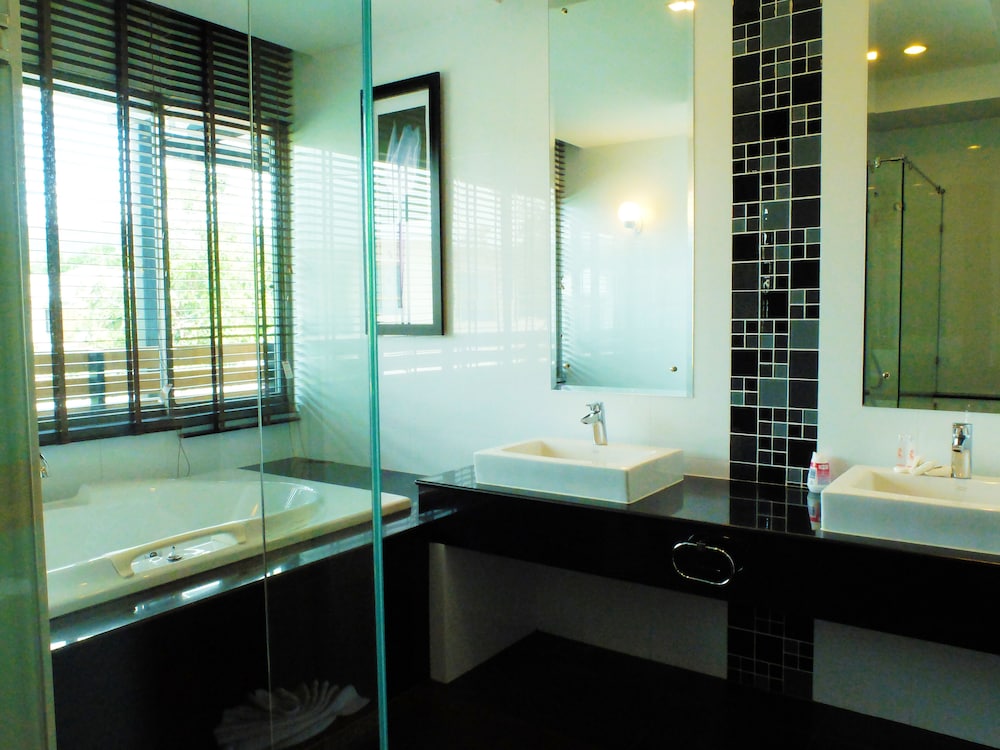 Chalong Miracle Lakeview Resort & Spa 97/100