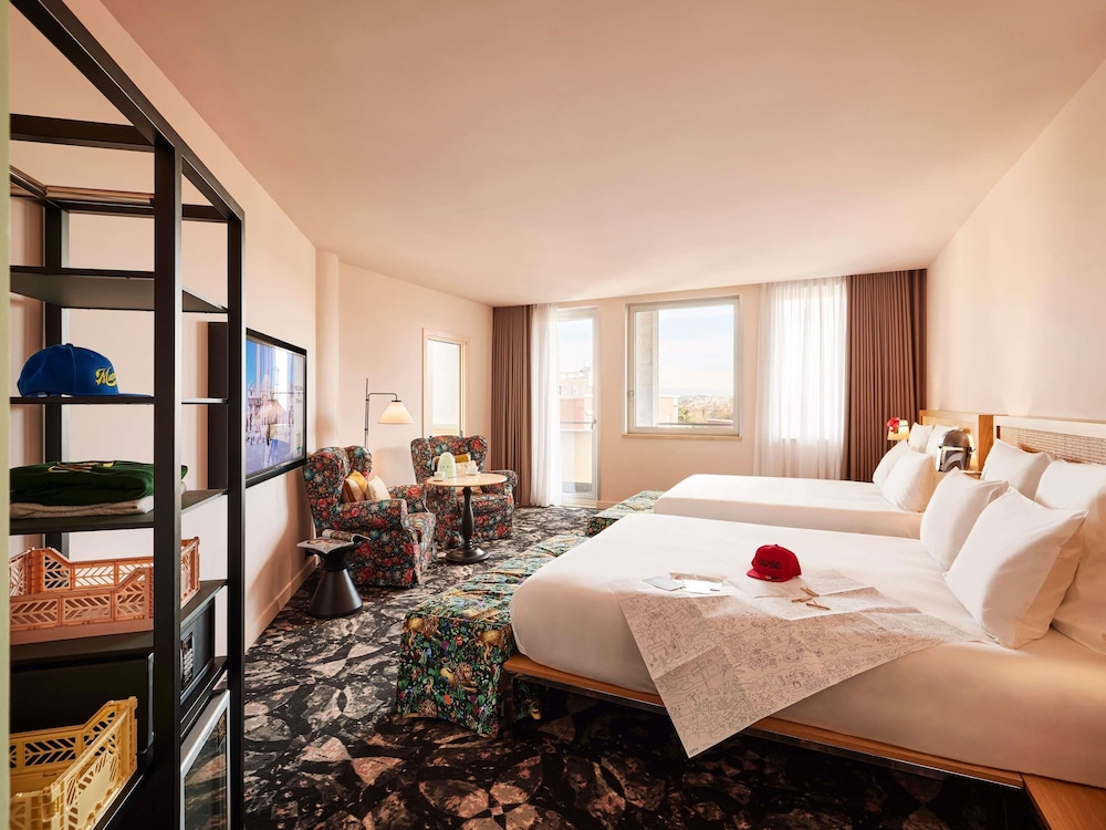 Large Mama, Queen Bed, Balcony