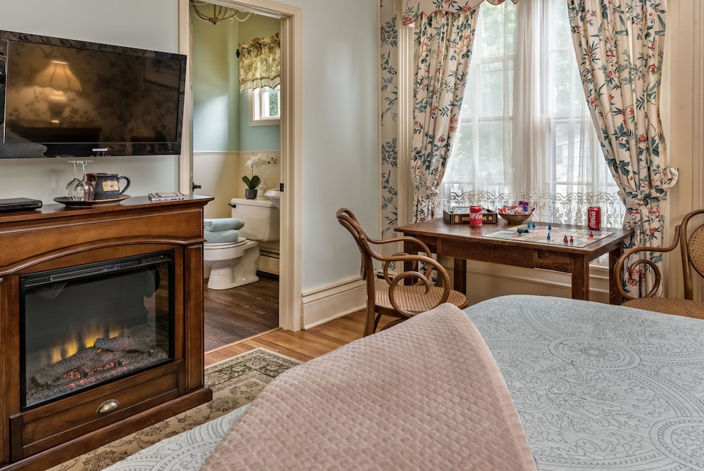 Silver Heart Inn and Cottages 11/70