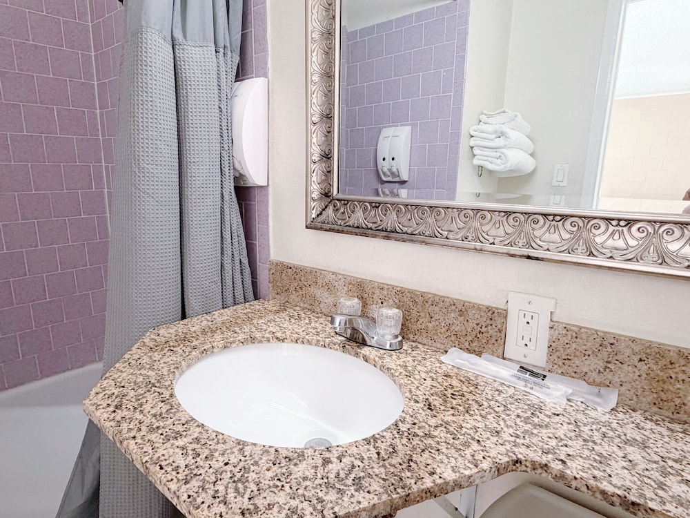 Royal Inn and Suites 39/42