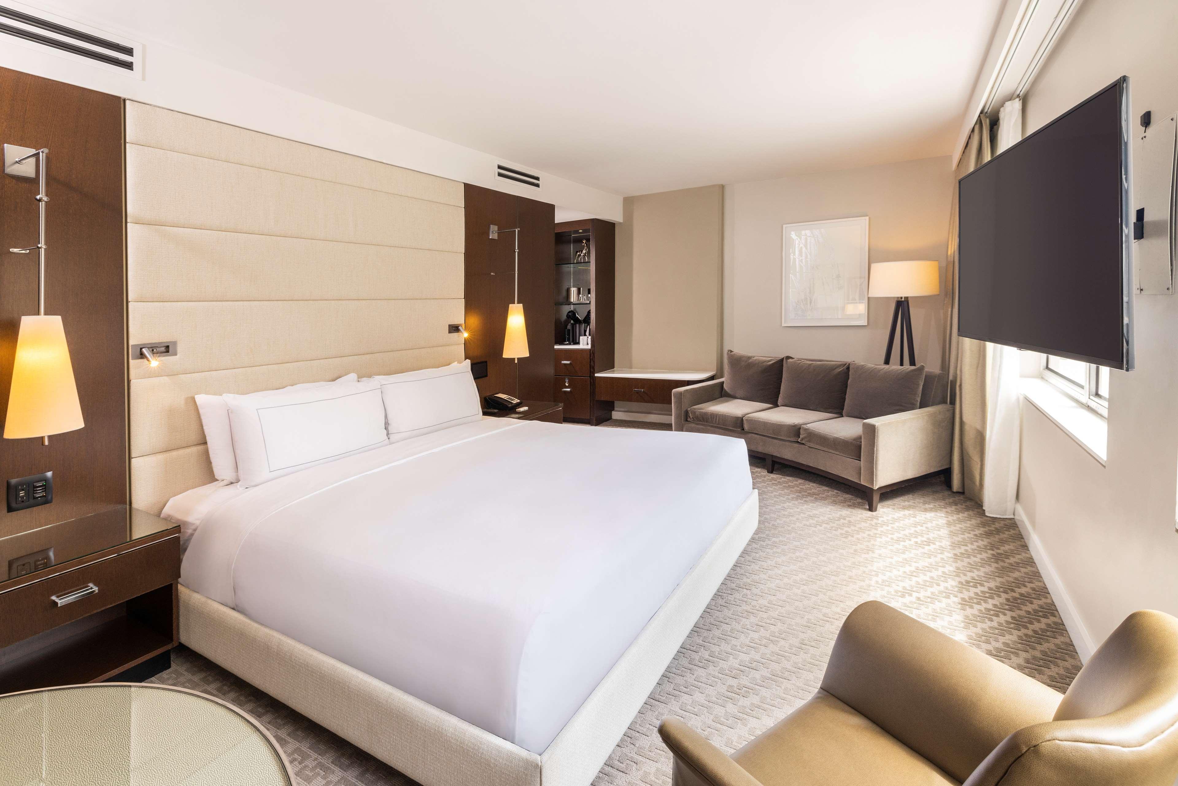 JUNIOR SUITE, KING BED, ACCESSIBLE