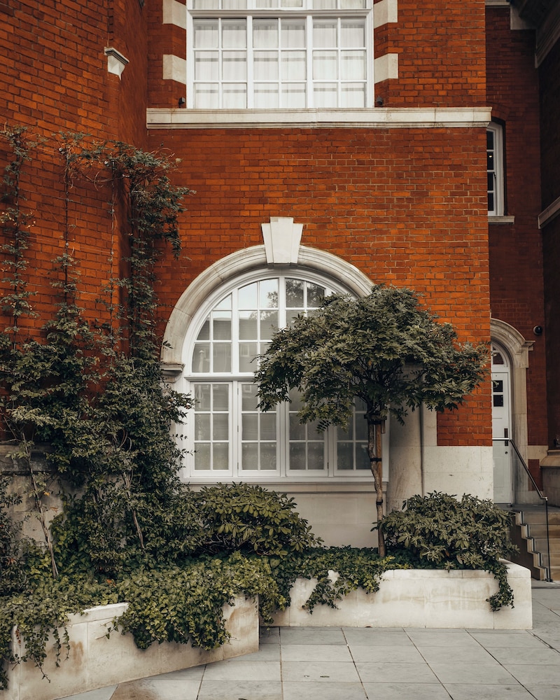 THE LALIT LONDON 7/72