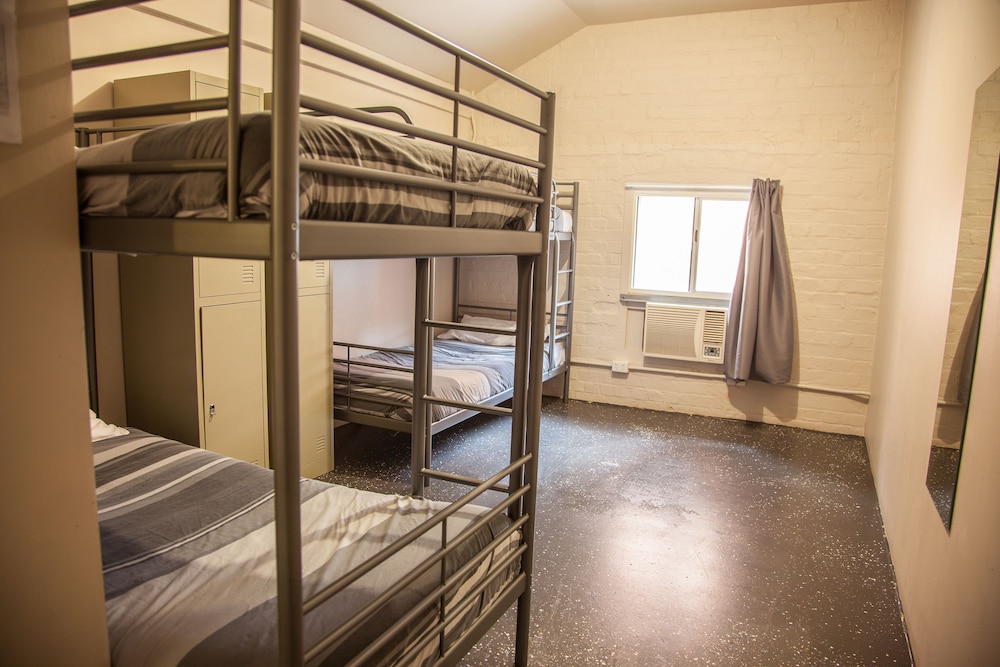 MIXED DORM, 4 PEOPLE