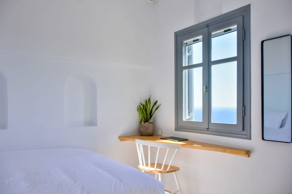 Living Theros Luxury Suites 4/50
