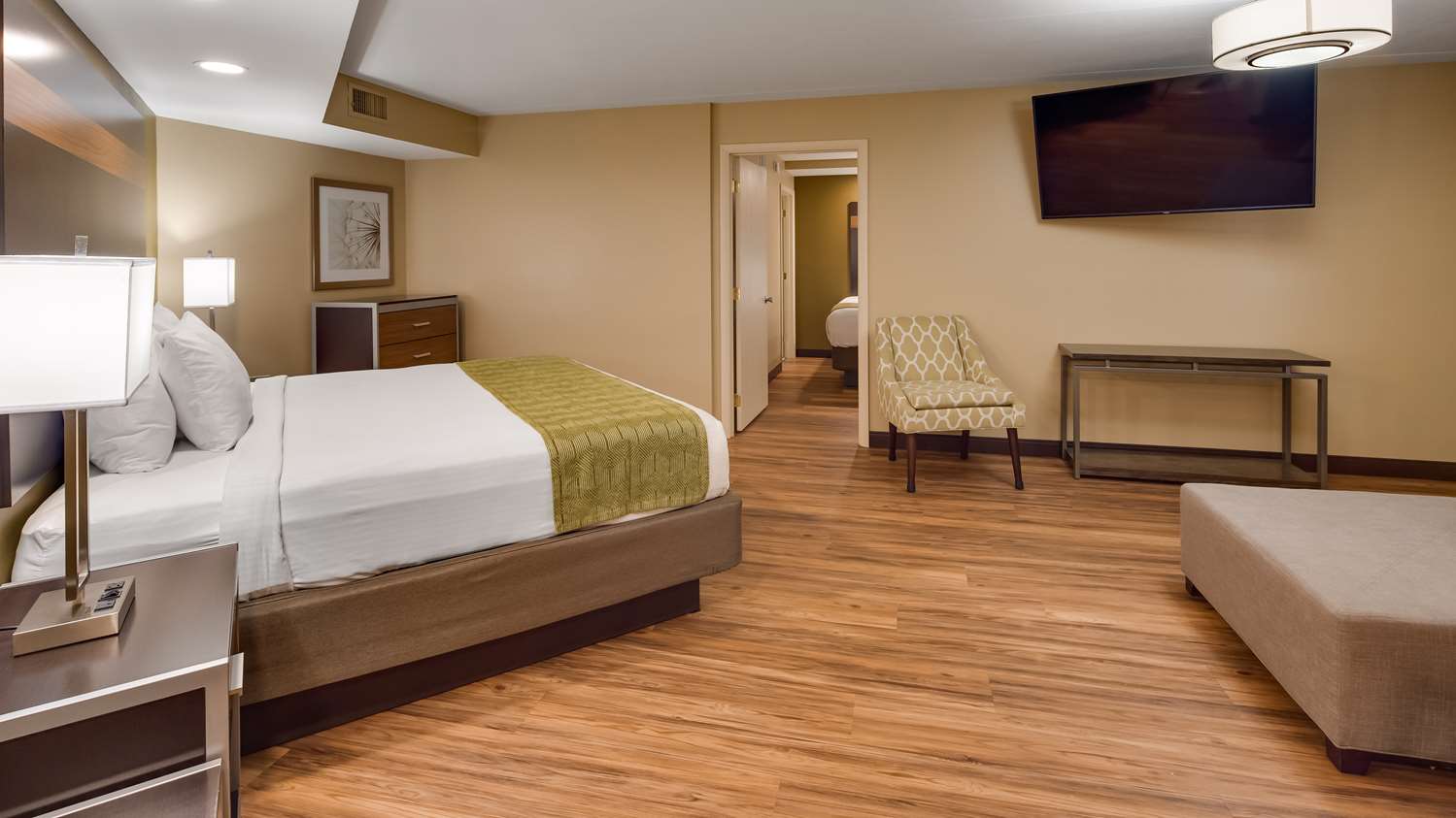 2 Rooms, Suite, 1 King and 2 Queen Beds, 2 Bathrooms, Kitchen, Bathtub