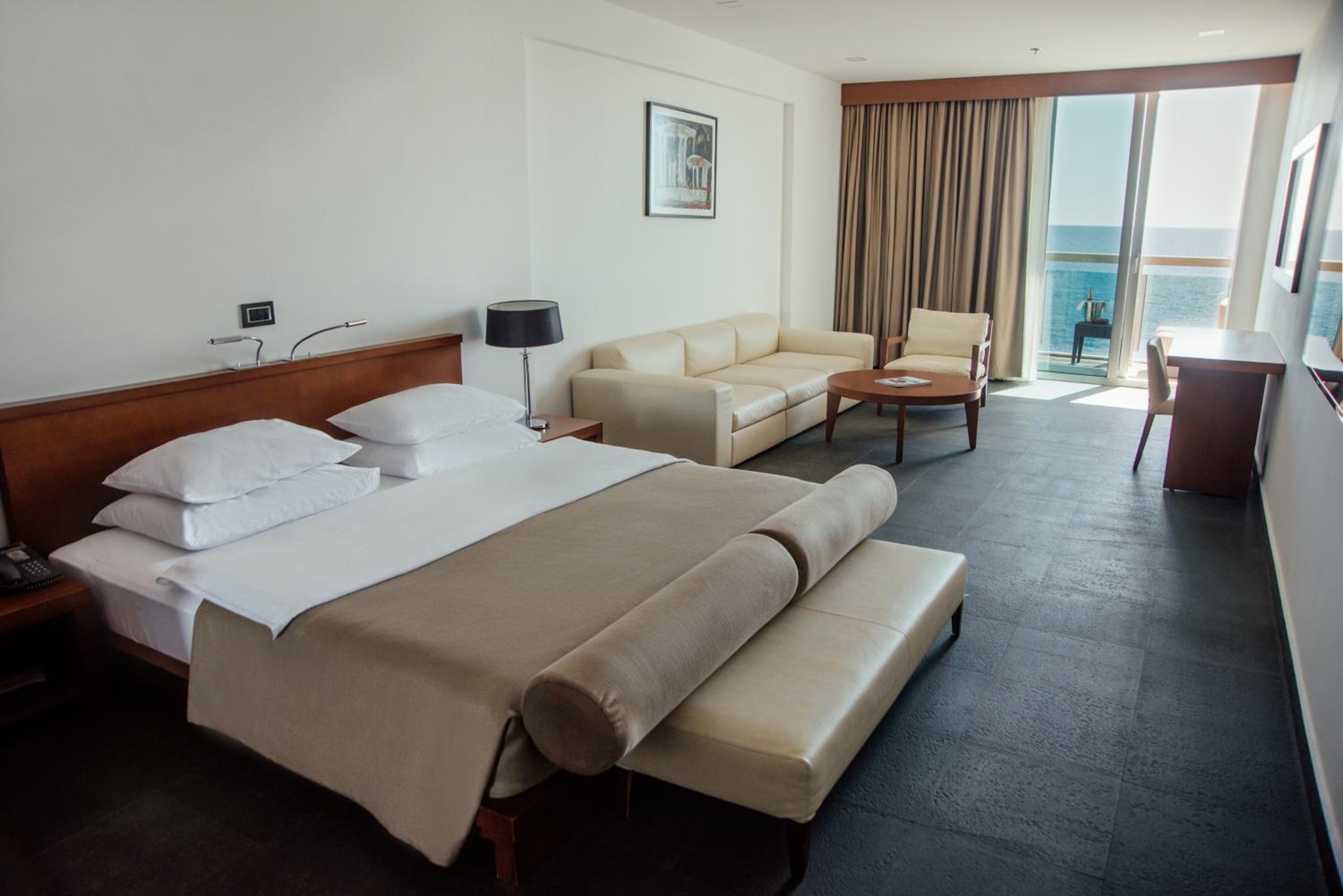 جناح تنفيذي بإطلالة على البحر، Avala Resort and Villas 3/10