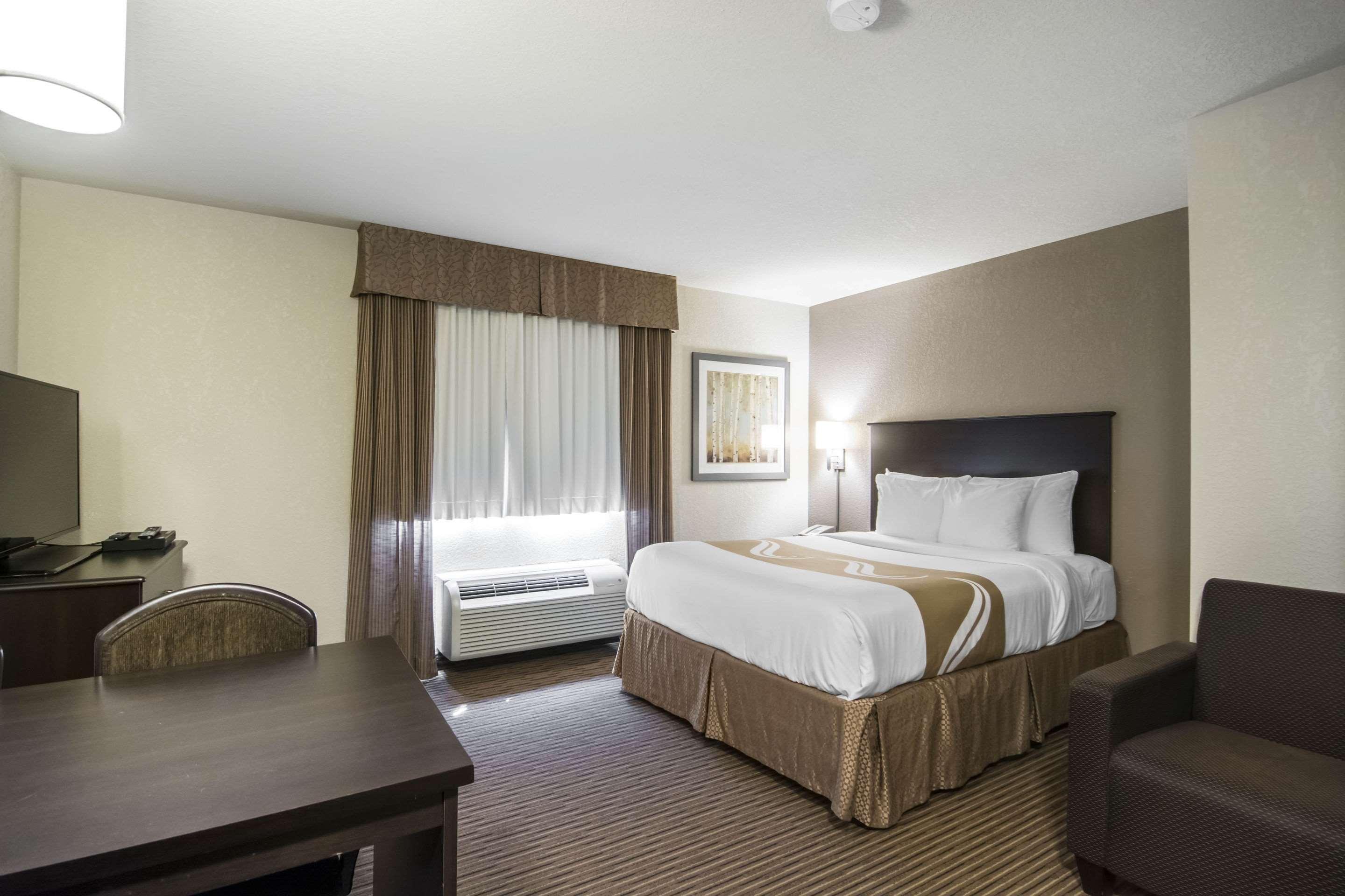 Efficiency, Queen Bed, Accessible