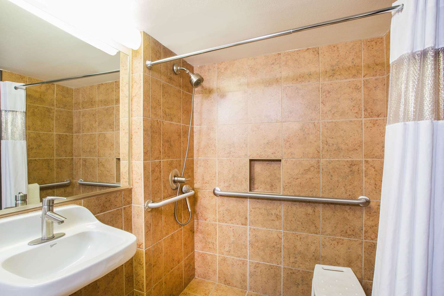 Ramada by Wyndham Des Moines Tropics Resort & Conference Ctr 16/18