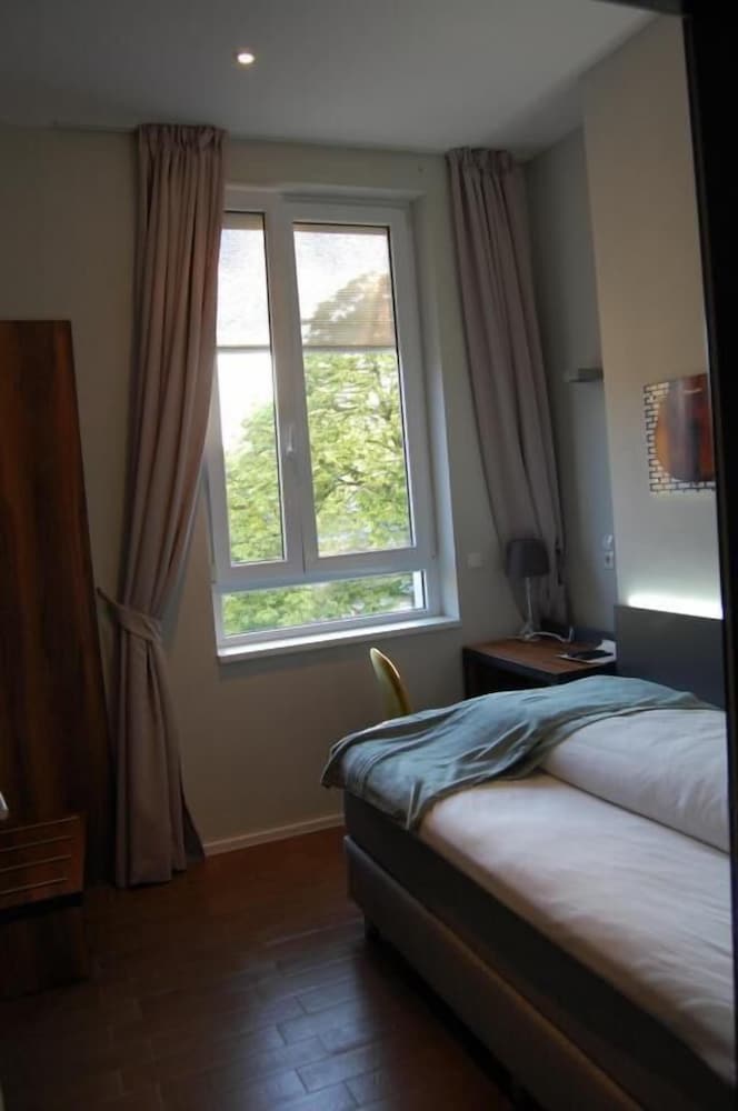 ROOM, SINGLE, SINGLE BED