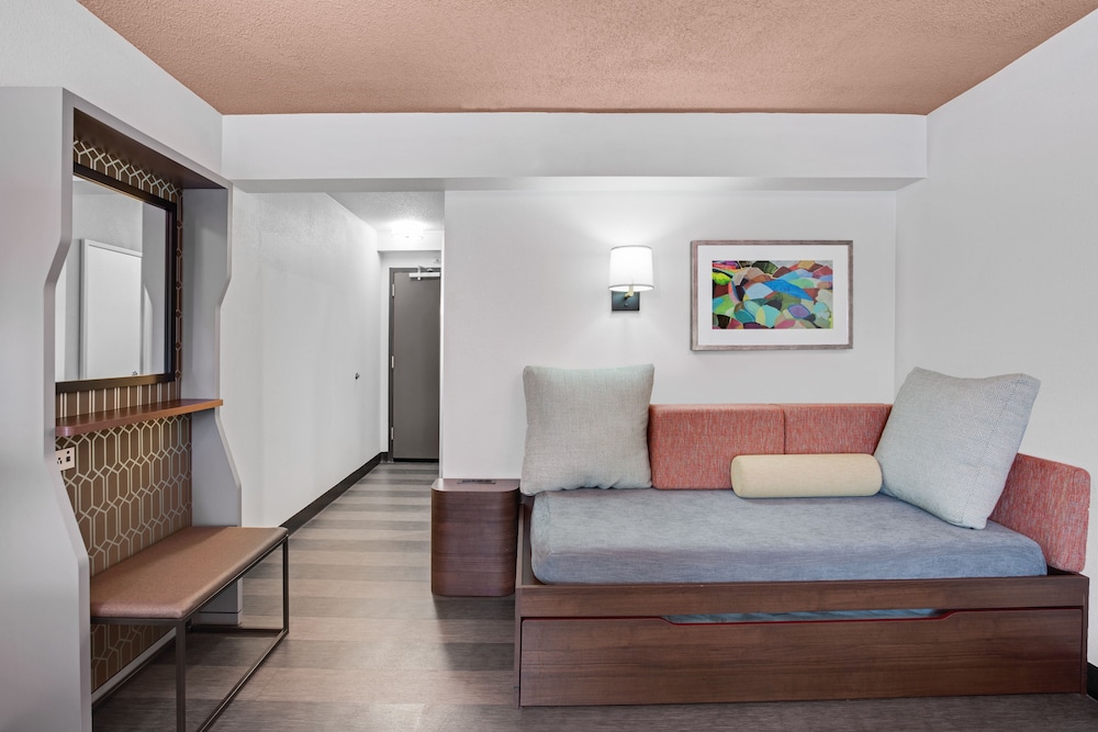 Holiday Inn Roanoke Airport-Conference CTR 33/60