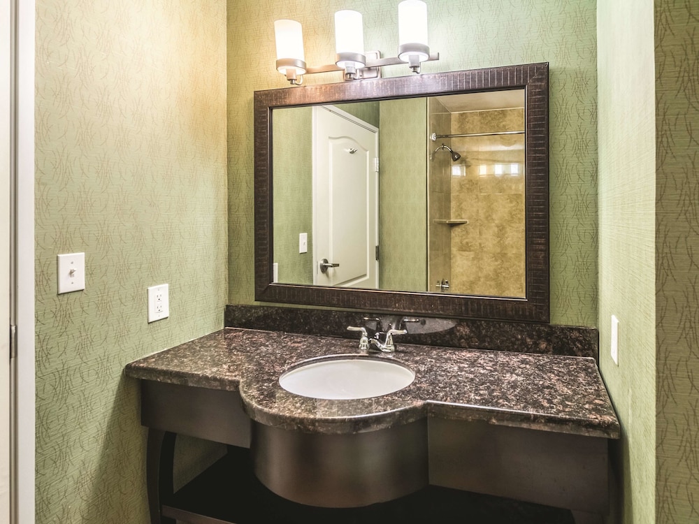 La Quinta Inn & Suites by Wyndham Fort Worth - Lake Worth 46/50