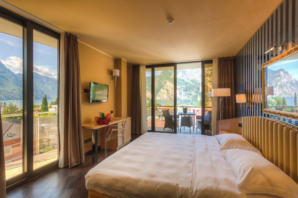 Junior Suite, Queen Bed, Lake View, Balcony