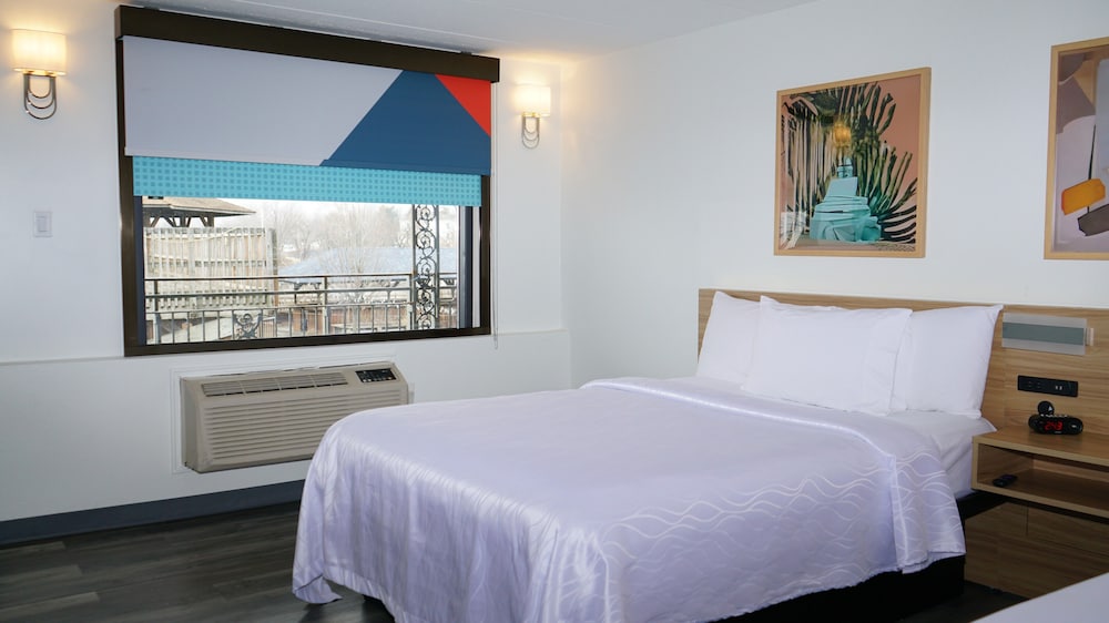 Airport Waterfront Inn 22/59