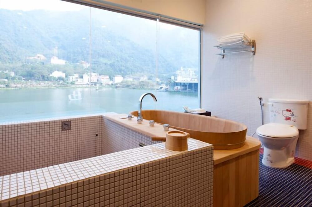 Lakeside Resort Hotel 27/50