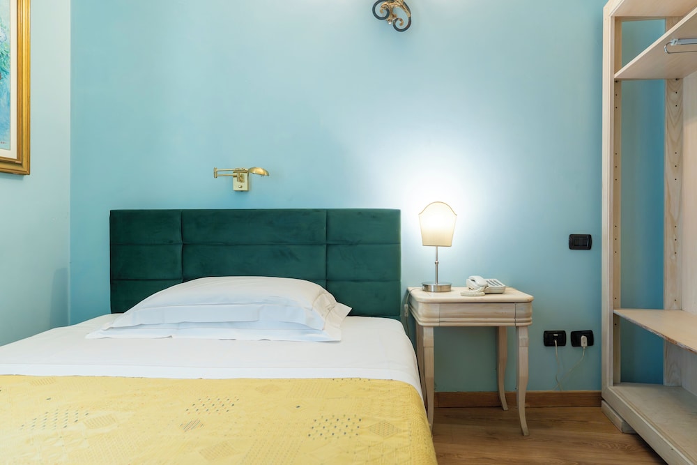 ROOM, SINGLE