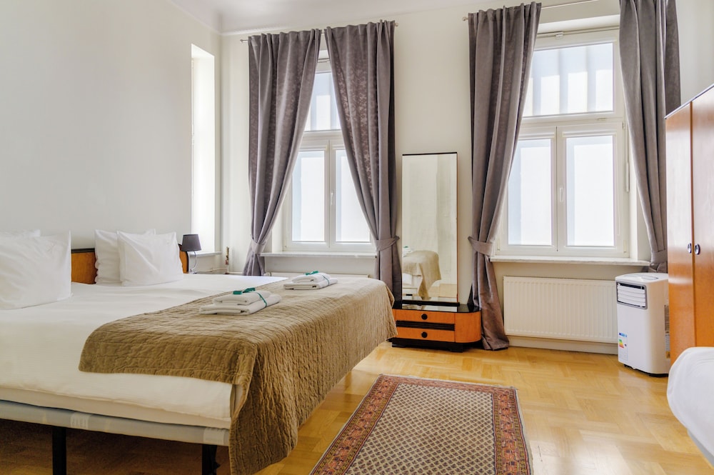2 BEDROOMS, PENTHOUSE, 1 KING AND 1 SINGLE BEDS