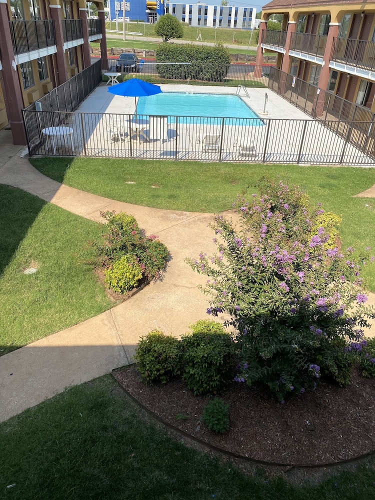Super 8 by Wyndham Midwest City OK 27/33