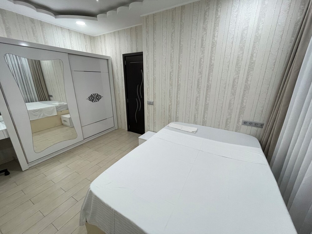 Flat, 1 Double and 2 Queen Beds