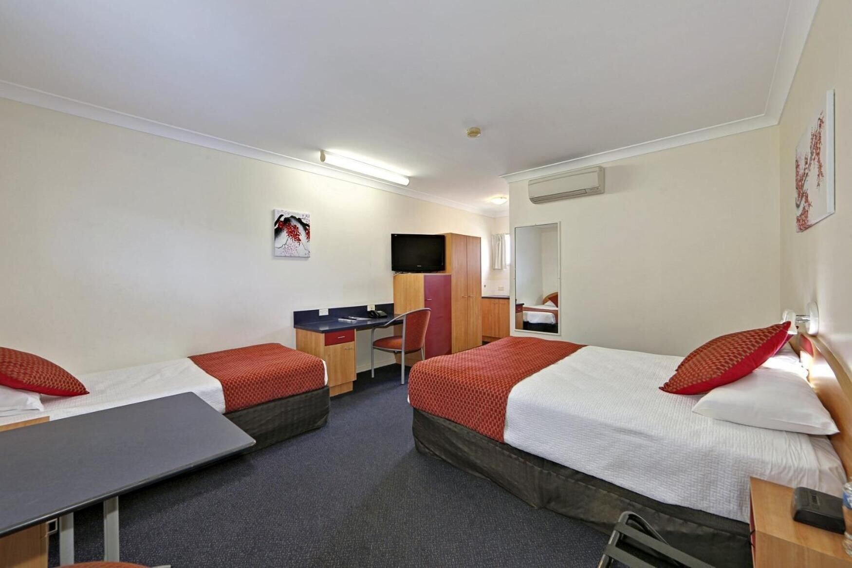 Room, Single, 1 Queen and 1 Single Bed, Queen Bed