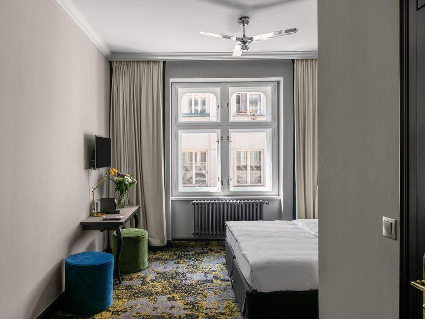 M Room, Bathtub