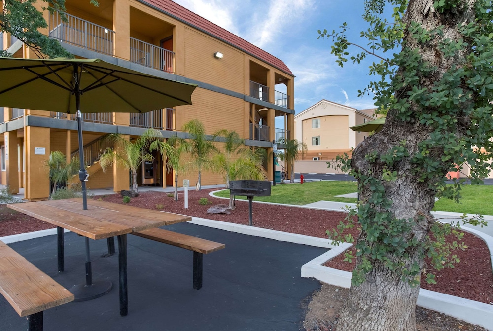 Quality Inn Redding Near I-5 11/51