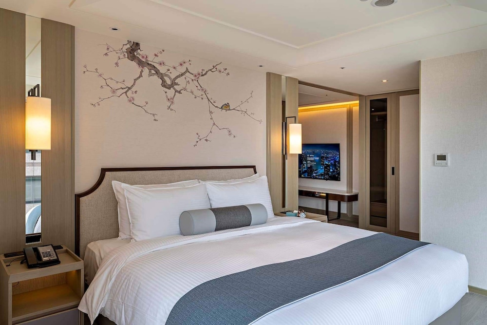 DELUXE, STUDIO, SUITE, KING BED, CITY VIEW