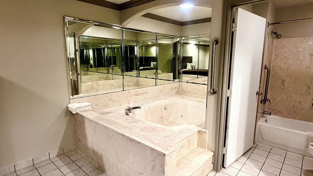 Luxury Inn & Suites Liberty 62/65