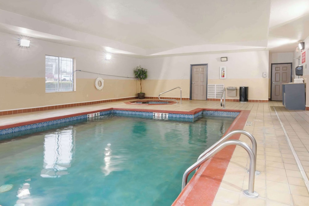 Country Inn & Suites by Radisson, Columbia, MO 18/40