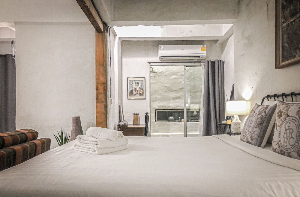 King Bed, Pool Access