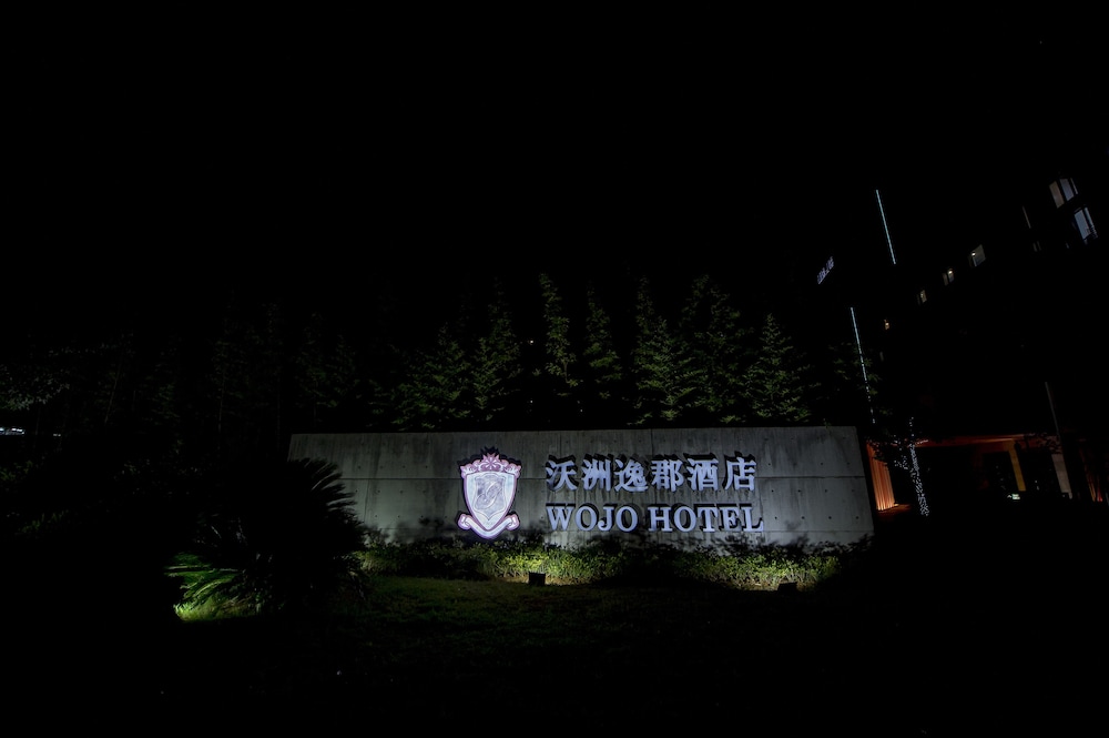 Wojo Hotel 5/50