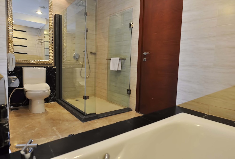 Gumaya Tower Hotel Semarang 72/73