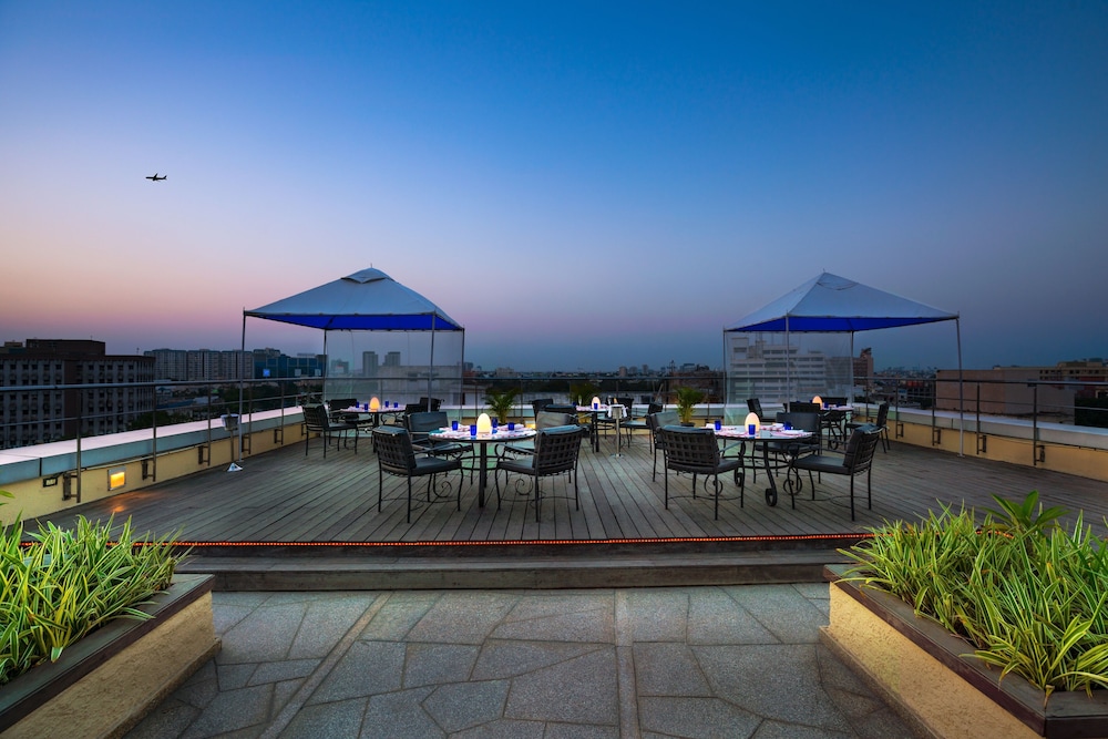 TAJ CLUB HOUSE 25/50