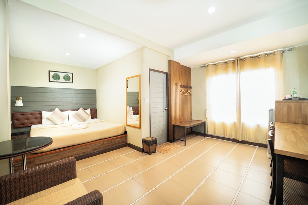 The Palm Hotel 17/50