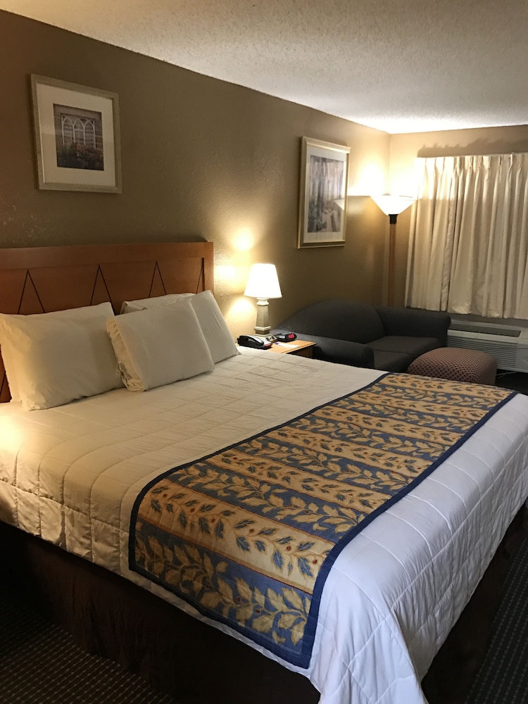 ROOM, QUEEN BED, SMOKING, ACCESSIBLE