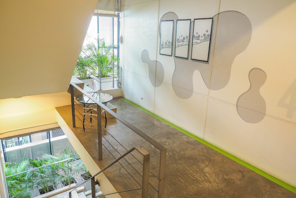 HQ HOSTEL SILOM 43/49
