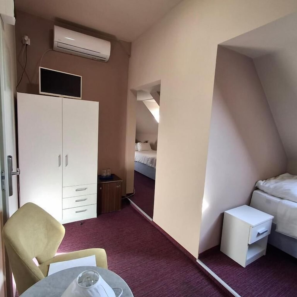 Hotel Unicornis 15/83
