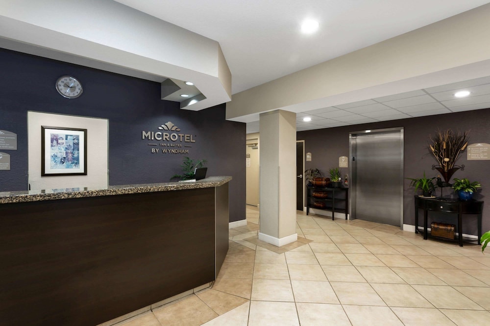 Lobby at Microtel Inn and Suites by Wyndham Brooksville, BROOKSVILLE - FL